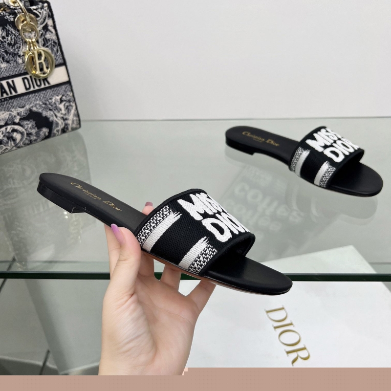 ch**an D*or slippers